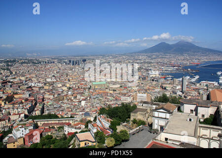 Atemberaubende Aussicht auf Neapel mit dem Vesuv im Hintergrund - vom Castel Sant'Elmo in Neapel, Italien Stockfoto