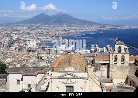 Atemberaubende Aussicht auf die Certosa di San Martino Klosteranlage, die Stadt Neapel und der Vesuv - Neapel, Italien Stockfoto