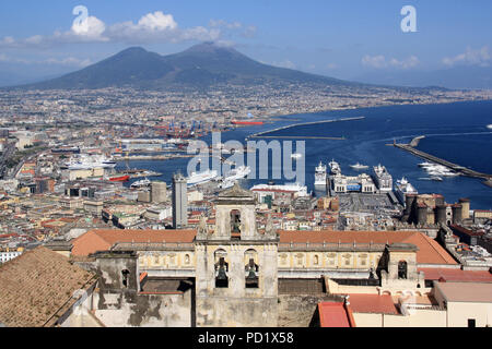 Atemberaubende Aussicht auf die Certosa di San Martino Klosteranlage, die Stadt Neapel und der Vesuv - Neapel, Italien Stockfoto