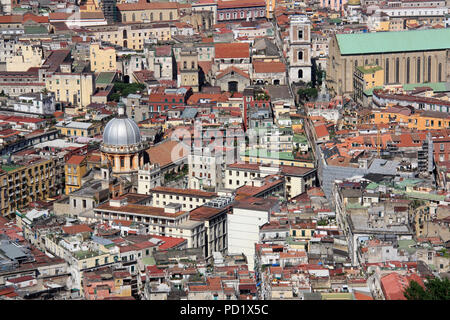 Atemberaubende Aussicht auf Neapel (Monastero di Santa Chiara auf der Rechten, die Basilika dello Spirito Santo auf der linken Seite), vom Castel Sant'Elmo in Neapel gesehen Stockfoto