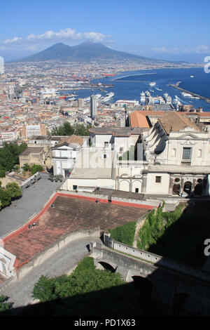 Atemberaubende Aussicht auf die Certosa di San Martino Klosteranlage, die aus dem Castel Sant'Elmo in Neapel, Italien Stockfoto