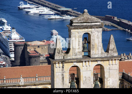 Glockenturm der Certosa di San Martino Klosteranlage, die aus dem Castel Sant'Elmo in Neapel, Italien Stockfoto