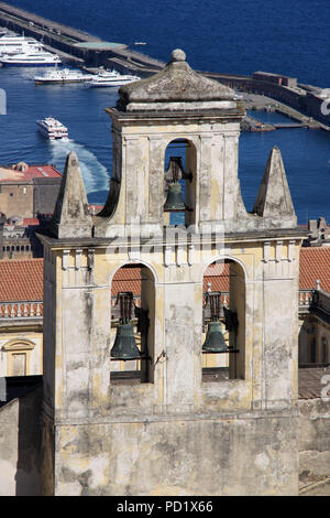 Glockenturm der Certosa di San Martino Klosteranlage, die aus dem Castel Sant'Elmo in Neapel, Italien Stockfoto
