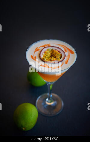 Mango Cocktail mit Zitrone und Passionsfrucht Maracuja Stockfoto
