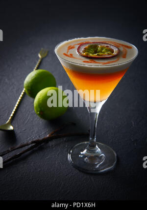 Mango Cocktail mit Zitrone und Passionsfrucht Maracuja Stockfoto