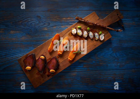 Marinierter Thunfisch roe und Octopus gesalzen, geräuchert, mediterranen Stil mit Algen Stockfoto