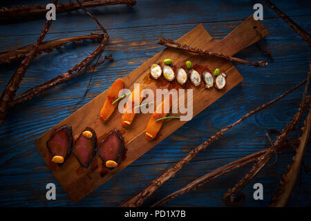 Marinierter Thunfisch roe und Octopus gesalzen, geräuchert, mediterranen Stil mit Algen Stockfoto