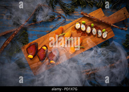 Marinierter Thunfisch roe und Octopus gesalzen, geräuchert, mediterranen Stil mit Algen Stockfoto