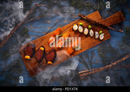 Marinierter Thunfisch roe und Octopus gesalzen, geräuchert, mediterranen Stil mit Algen Stockfoto