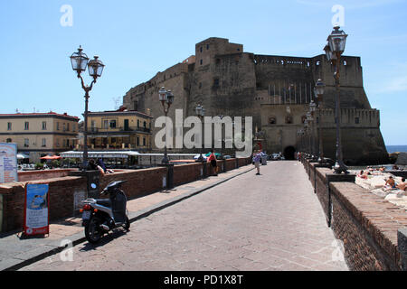 Brücke zum Meer Schloss Castel dell'Ovo in Neapel, Italien Stockfoto