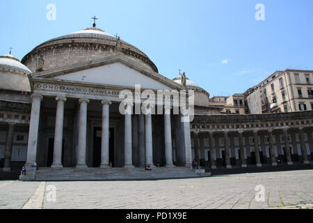 Außenansicht der Basilika San Francesco Di Paola auf der Piazza del Plebiscito in Neapel, Italien Stockfoto