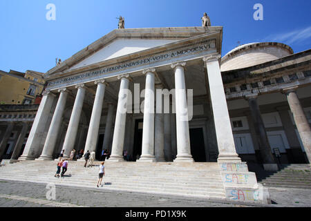 Außenansicht der Basilika San Francesco Di Paola auf der Piazza del Plebiscito in Neapel, Italien Stockfoto