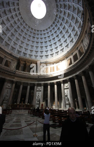 Innenansicht der Kuppel in der Basilika San Francesco Di Paola auf der Piazza del Plebiscito in Neapel, Italien Stockfoto