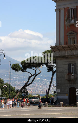 Palazzo Salerno und die Steigung des Vesuv von der Piazza del Plebiscito in Neapel, Italien Stockfoto