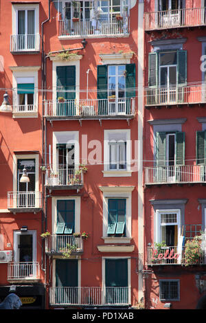Rot farbige Fassade eines Wohnhauses in Neapel, Italien Stockfoto