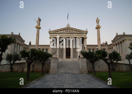 Nationale Akademie von Athen, historische Gebäude mit Säulen und Statuen in Griechenland Stockfoto