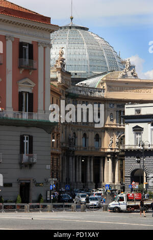 Außenansicht des Einkaufszentrums Galeria Umberto I in Neapel, Italien Stockfoto