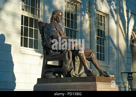 John Harvard Statue (von Daniel Chester French im Jahr 1884) an der Harvard University, Cambridge, Boston, Middlesex County, Massachusetts, USA Stockfoto