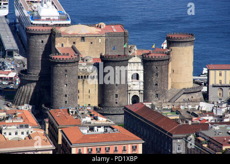 Das Castel Nuovo in Neapel, Italien, aus dem Castel Sant'Elmo gesehen Stockfoto