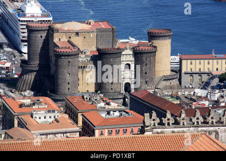 Das Castel Nuovo in Neapel, Italien, aus dem Castel Sant'Elmo gesehen Stockfoto