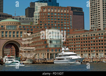 Segelschiff und Boote am Segel Boston Tall Ship Festival, Boston Harbor, Suffolk County, Massachusetts, USA Stockfoto