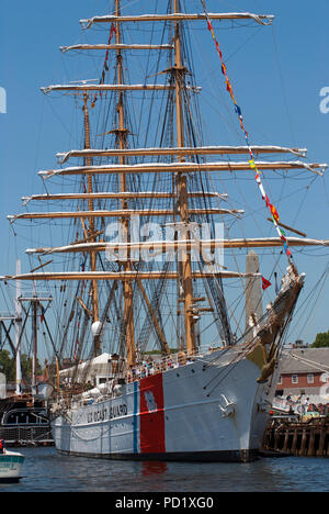 U.S. Coast Guard Segelschiff, Segel Boston Tall Ship Festival, Boston Harbor, Suffolk County, Massachusetts, USA Stockfoto