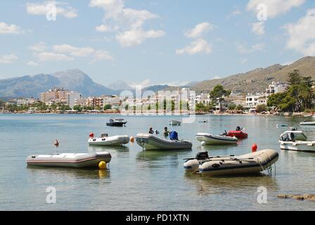 Schlauchboote günstig direkt an der Küste von Puerto Pollensa auf der spanischen Insel Mallorca am 5. September 2017. Stockfoto