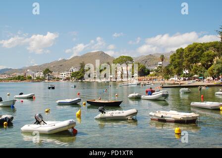 Schlauchboote günstig direkt an der Küste von Puerto Pollensa auf der spanischen Insel Mallorca am 5. September 2017. Stockfoto