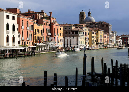 Malerischer Blick auf die Chiesa di San Geremia und Canal Grande in Venedig, Italien Stockfoto