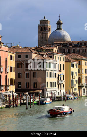 Malerischer Blick auf die Chiesa di San Geremia und Canal Grande in Venedig, Italien Stockfoto