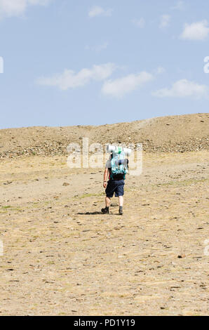 Wanderer mit Rucksack auf veleta Gipfel Pico, Sierra Nevada, in der Sommersaison. Granada, Andalusien, Spanien. Stockfoto