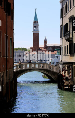 Blick auf den Campanile der Benediktinischen Kirche von San Giorgio Maggiore in Venedig, Italien Stockfoto