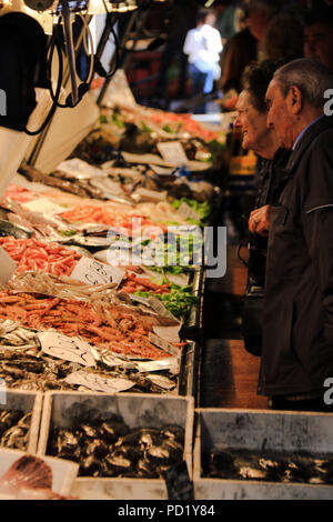 Senior Paar kaufen frische Meeresfrüchte am Fish Abschnitt der Mercato di Rialto, der Markt in Venedig, Italien Stockfoto