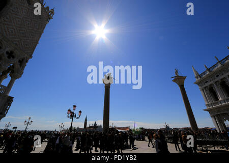 Silhouetten der beiden Säulen von San Marco auf der Piazzetta di San Marco in Venedig, Italien Stockfoto