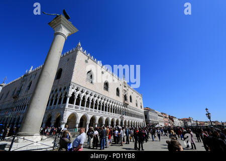 Der Dogenpalast und einer der beiden Säulen von San Marco auf der Piazzetta di San Marco in Venedig, Italien, mit Blick auf die Riva degli Schiavoni Stockfoto