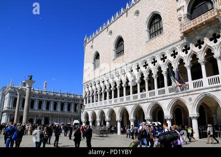 Der Dogenpalast, Jacopo Sansovino der Biblioteca und die beiden Säulen von San Marco auf der Piazzetta di San Marco in Venedig, Italien Stockfoto