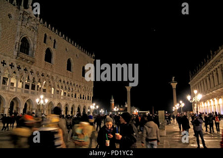 San Giorgio Maggiore, San Marco Spalten, die Procuratie, Jacopo Sansovino der Biblioteca und der Dogenpalast von der Piazzetta in Venedig gesehen Stockfoto