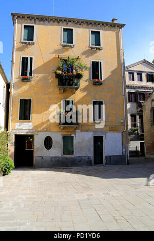 Pastellfarbenen Fassade eines alten Hauses am Campo San Zan Degolà in Venedig, Italien Stockfoto