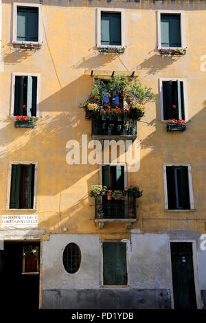 Pastellfarbenen Fassade eines alten Hauses am Campo San Zan Degolà in Venedig, Italien Stockfoto