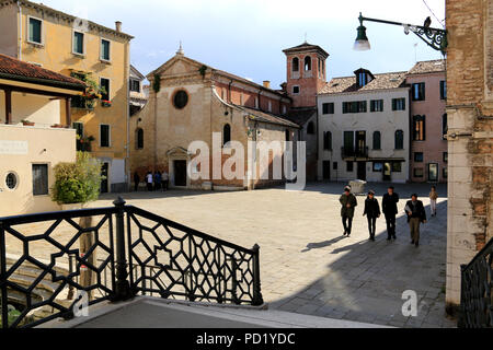 Campo San Zan Degolà in Venedig, Italien, mit seinen alten schönen kleinen Kirche, die Chiesa di San Zan Degolà Stockfoto