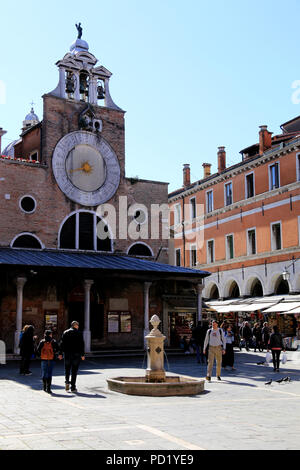 Außenansicht der Römisch-katholischen Kirche Chiesa di San Giacomo di Rialto in Venedig, Italien Stockfoto