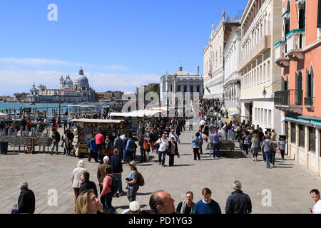 Basilica di Santa Maria della Salute, von der Riva degli Schiavoni, der südlichen Promenade in Venedig, Italien Stockfoto