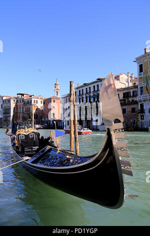 Eine Gondel an den Pier am Grand Canal in Venedig, Italien Stockfoto