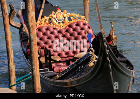 Eine Gondel an den Pier am Grand Canal in Venedig, Italien Stockfoto