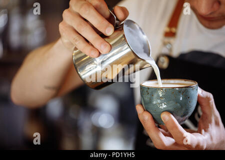 Prozess der Herstellung weißer Kaffee. Trinken Konzept. Bis 7/8 schließen Foto Stockfoto