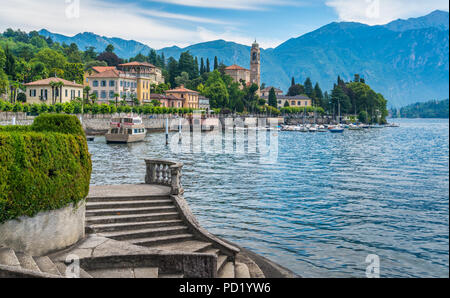 Malerische Aussicht in Tremezzo, mit Villa Sola Cabiati Treppen und San Lorenzo Kirche im Hintergrund. Comer See, Lombardei, Italien. Stockfoto