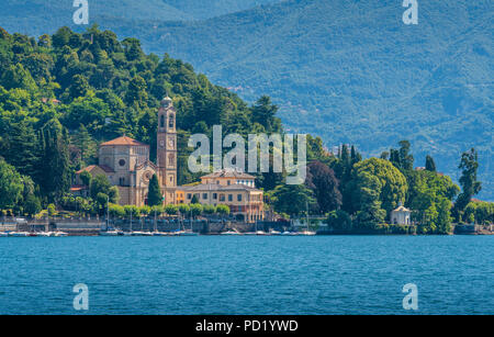 Malerische Aussicht in Tremezzo, mit der San Lorenzo Kirche mit Blick auf den Comer See. Lombardei, Italien. Stockfoto