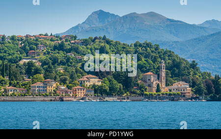 Malerische Aussicht in Tremezzo, mit der San Lorenzo Kirche mit Blick auf den Comer See. Lombardei, Italien. Stockfoto