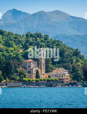 Malerische Aussicht in Tremezzo, mit der San Lorenzo Kirche mit Blick auf den Comer See. Lombardei, Italien. Stockfoto