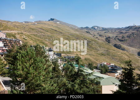 Skigebiet Pradollano, Sierra Nevada, in der Sommersaison. Granada, Andalusien, Spanien. Stockfoto